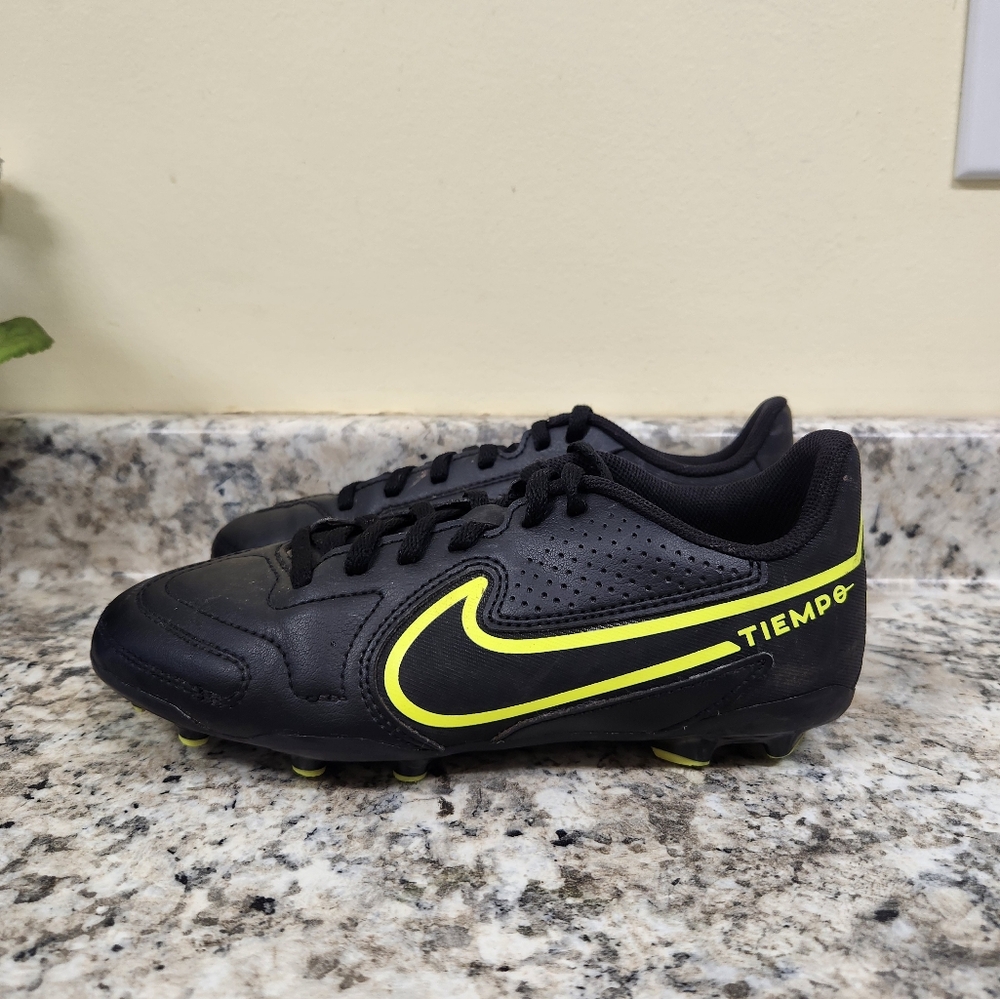 Nike Jr. Tiempo Legend 9 Club MG Size 3 Y